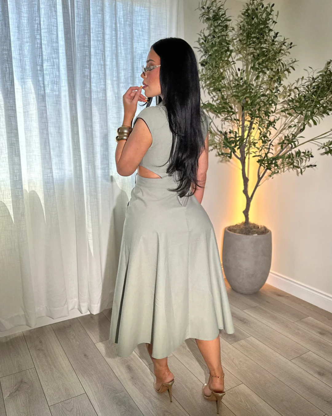 Elegante vestido sin mangas con botones decorativos®