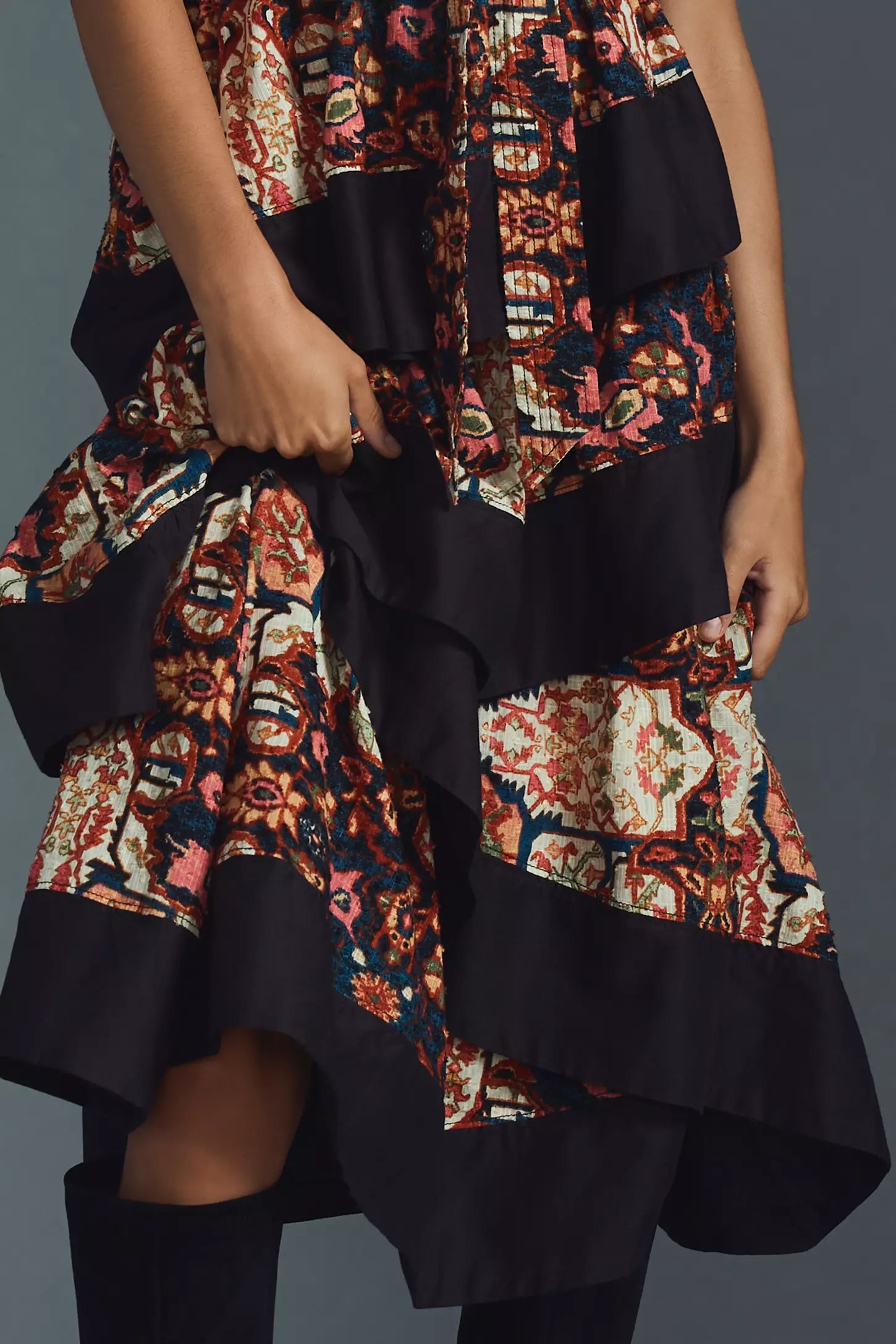 Vestido midi escalonado con cuello cuadrado