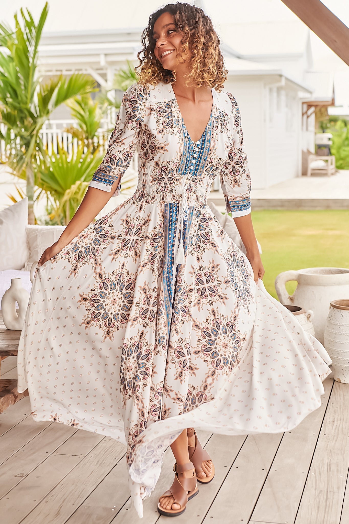 Vestido de corte A con cintura fruncida y espalda de encaje