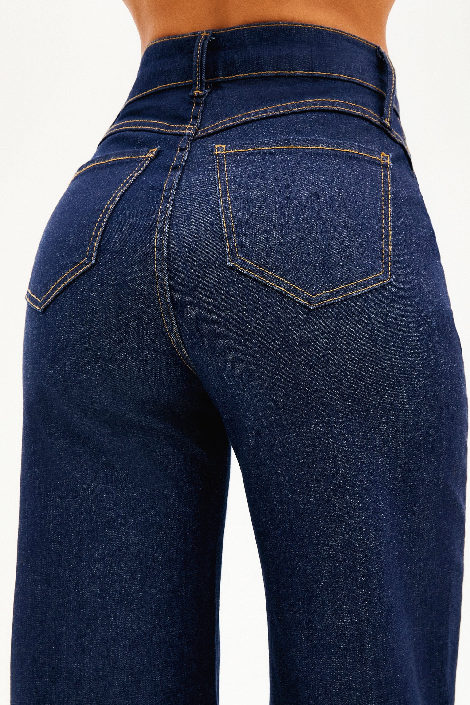 Vaqueros de tiro alto y pierna ancha