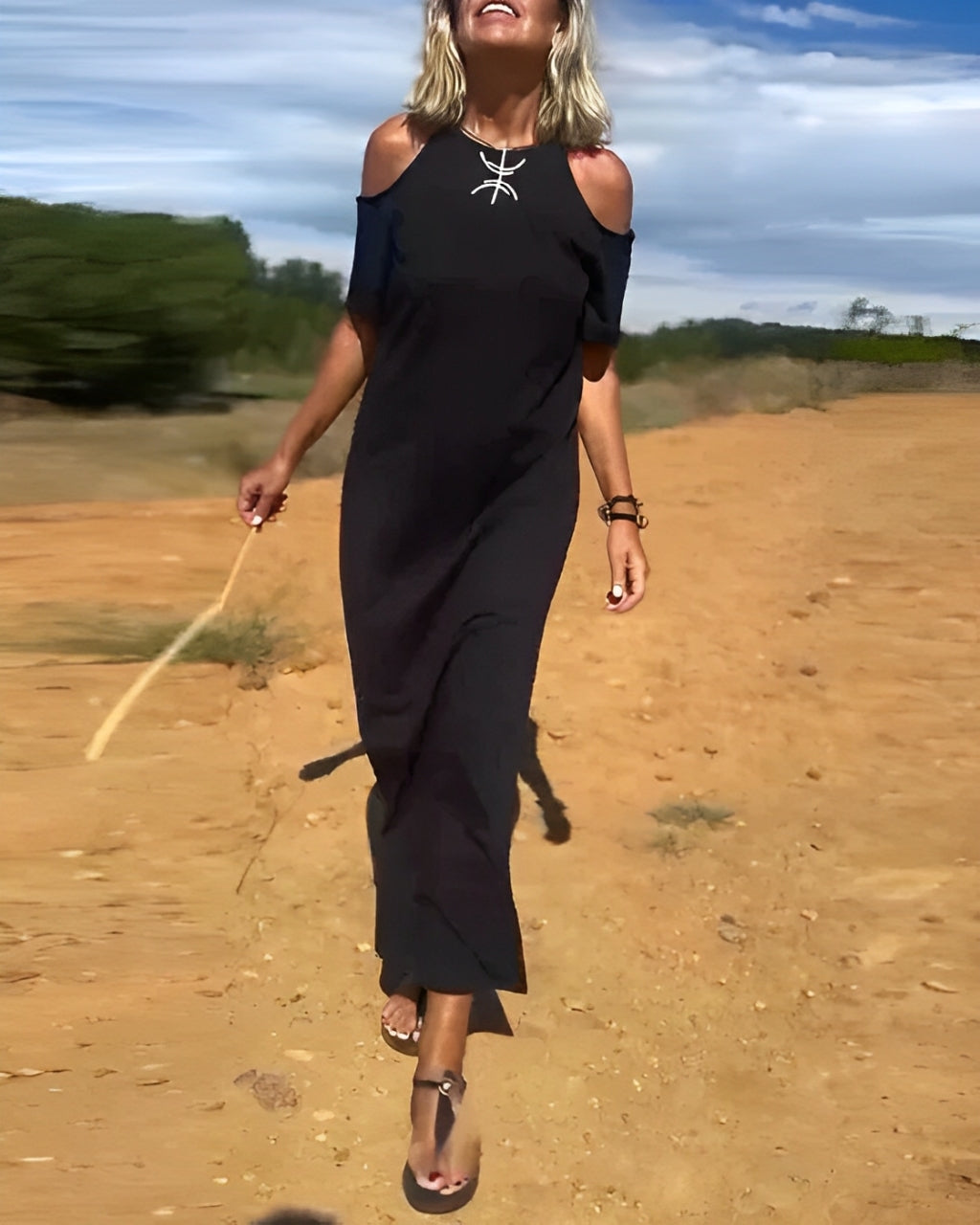 Vestido largo con hombros al descubierto y corte relajado