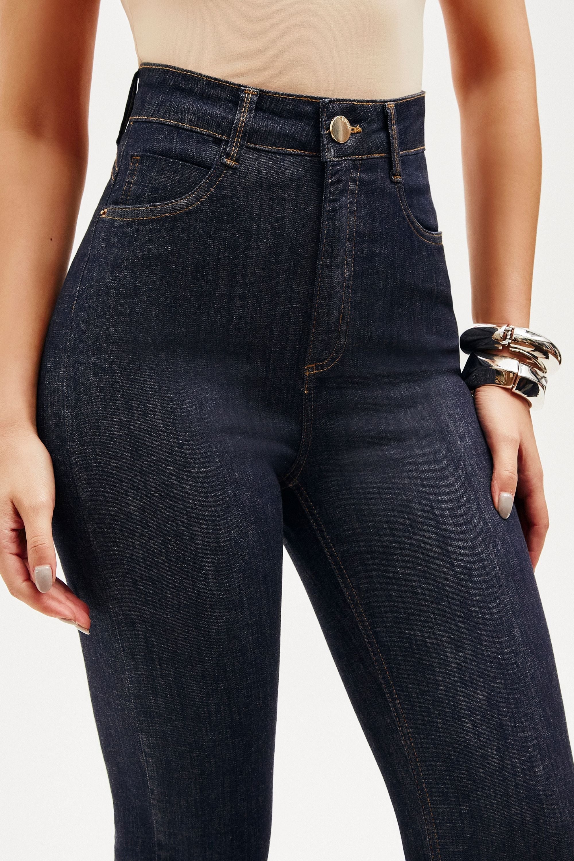 jeans rectos de tiro alto y moldeadores