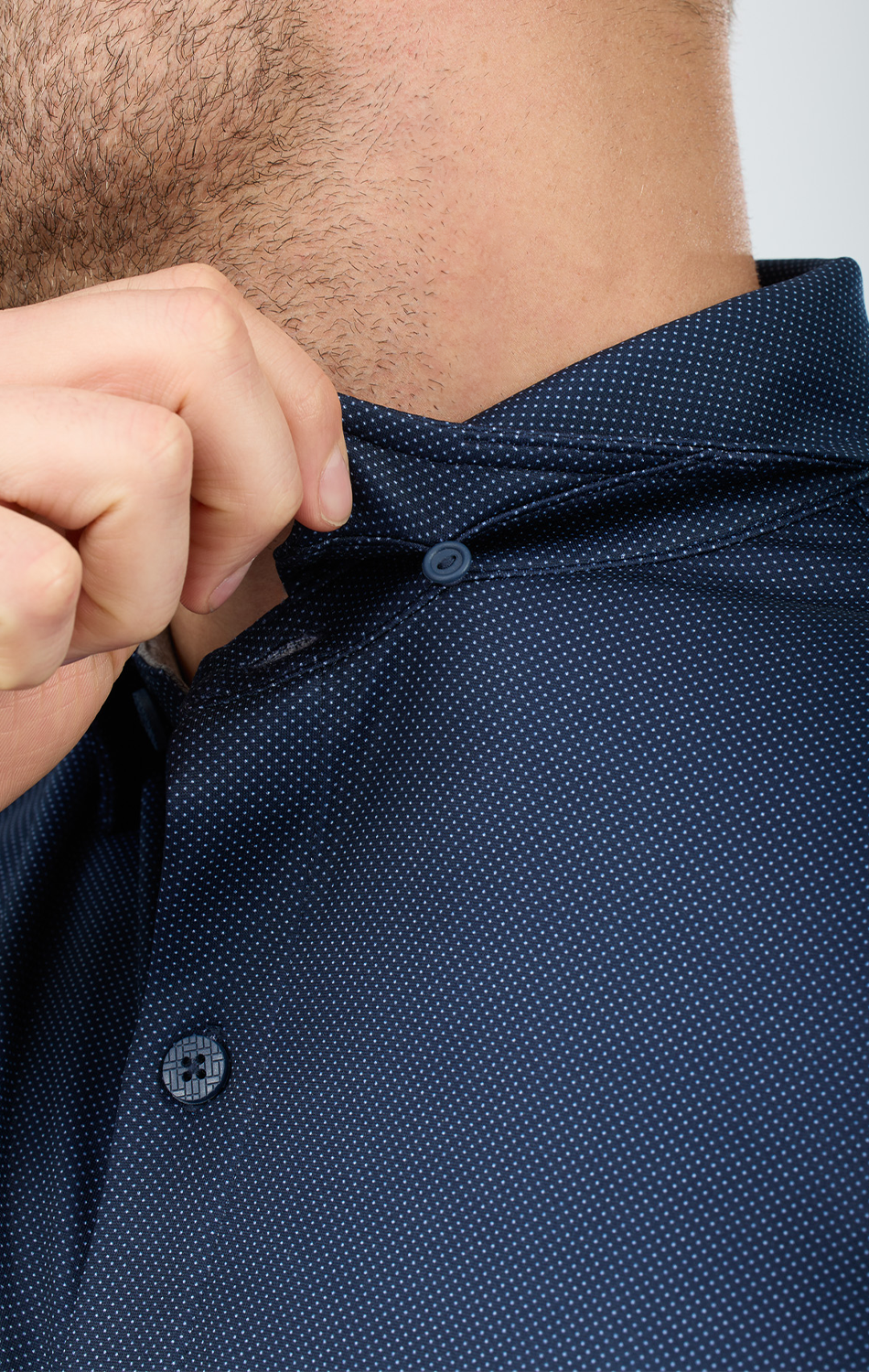 Polo de manga corta con botones de alto rendimiento