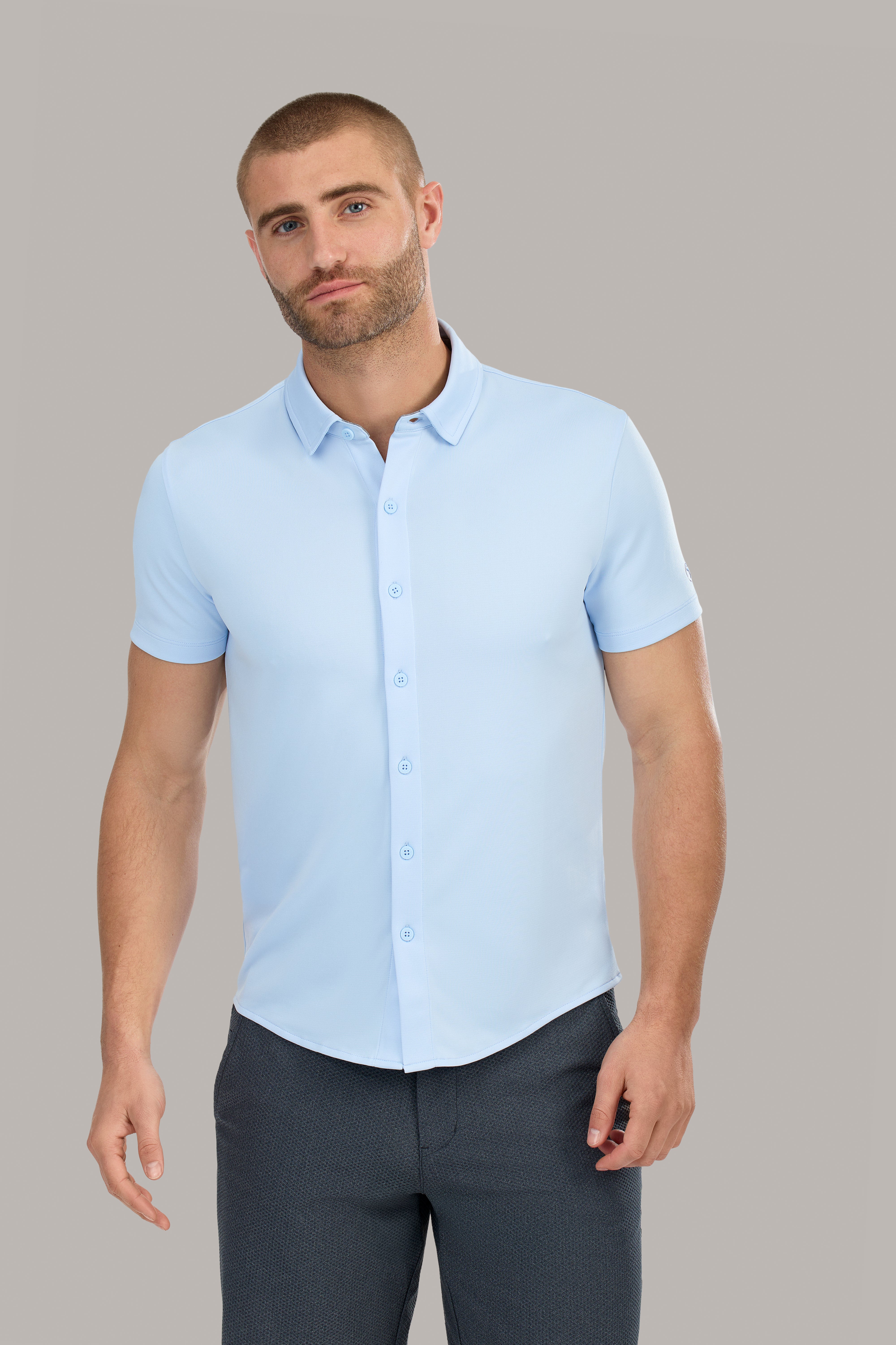 Polo de manga corta con botones de alto rendimiento