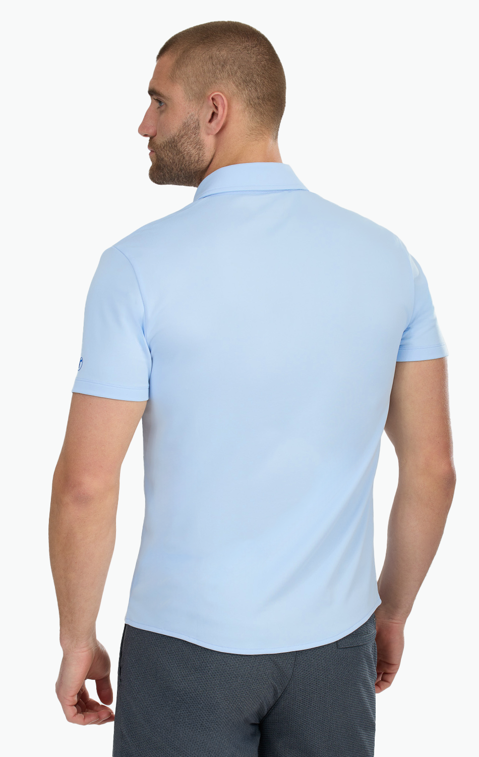 Polo de manga corta con botones de alto rendimiento